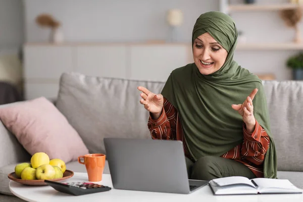 Senior Middle-Eastern Businesswoman Videotelefonie via Laptop Computer Indoor — Stockfoto