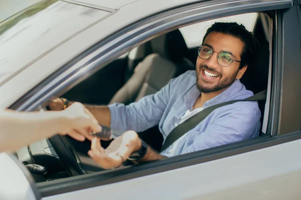 Fröhlicher Araber nimmt Autoschlüssel von Leasingservice-Mitarbeiter — Stockfoto