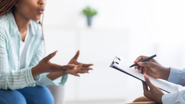 Psycholoog biedt professionele psychologische hulp aan zwarte vrouwelijke patiënt in de kliniek, close-up — Stockfoto