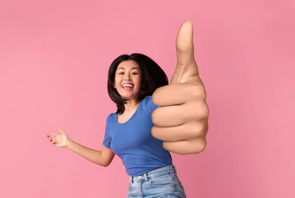 感情的なアジアの女性ショー親指上のピンク — ストック写真