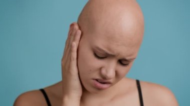 Kel kadın kulak ağrısından muzdarip Otitis, Mavi Arkaplan