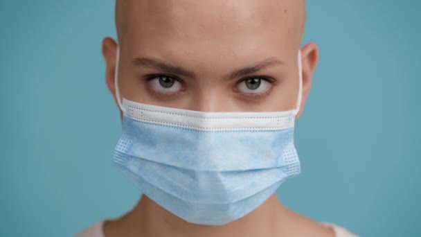 Bezsrsté ženy s maskou obličeje pro Covid-19 Prevence, modré pozadí — Stock video