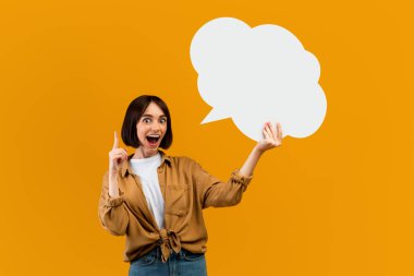 Harika bir fikir. Boş konuşma balonu ve parmak kaldıran şaşırmış kadın, reklam tasarımı için tasarlanmış bir yer.
