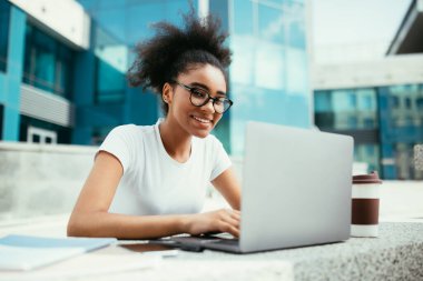 Başarılı Siyahi Öğrenci Kızı İnternette Laptop Öğreniyor