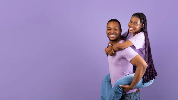 Afro-Amerikaanse man geeft piggyback rit voor zijn dame — Stockfoto