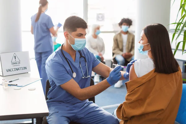 Lady Receiving Coronavirus Vaccine Injection Sitting With Doctor Indoor — Stock Photo, Image