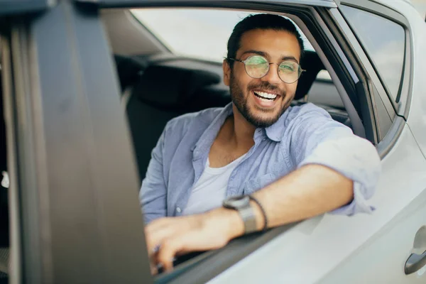 Fröhlich arabische Kerl Beifahrer genießen Autofahrt — Stockfoto