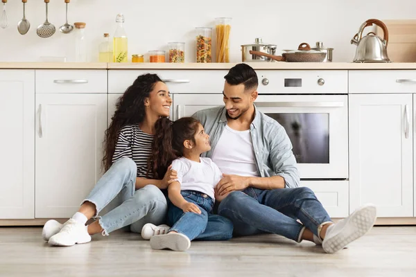 Glad kärleksfull arabisk familj tillbringa helgen tillsammans hemma — Stockfoto