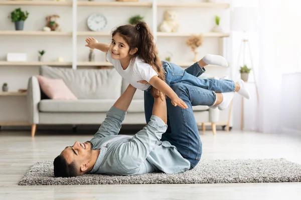 Adorable niñita pasando tiempo con su padre en casa —  Fotos de Stock