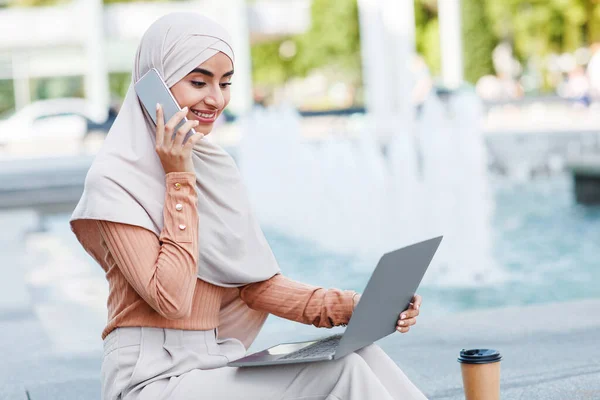 Boldog millenniumi arab iszlám nő hidzsáb digitális nomád hívások okostelefon — Stock Fotó