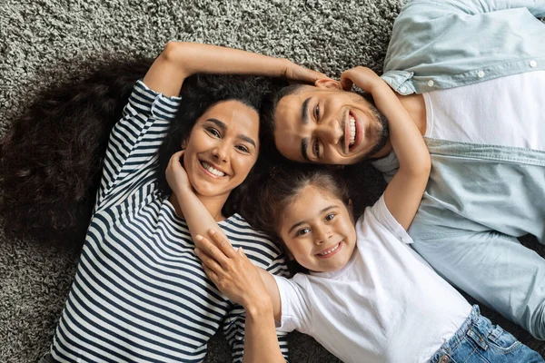 Retrato de close-up de feliz família do Oriente Médio abraçando no chão — Fotografia de Stock