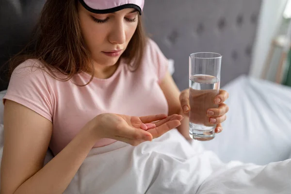 Tysiącletnia biała kobieta z tabletkami na wodę, nudności, zażywanie leków w domu — Zdjęcie stockowe