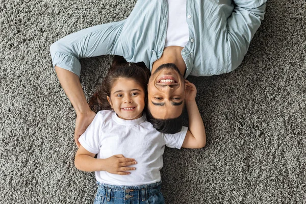 Amoroso pai e filha posando no chão em casa — Fotografia de Stock