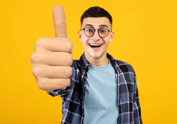 Boldog fiatalember stréber mutatja hatalmas hüvelykujj fel — Stock Fotó