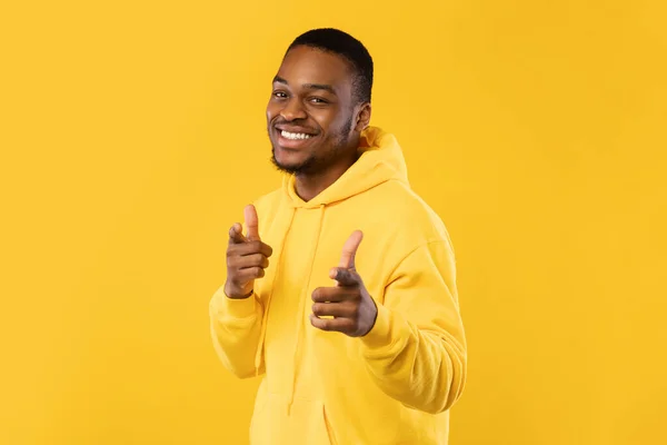 Hombre africano feliz señalando los dedos a la cámara en el fondo amarillo —  Fotos de Stock
