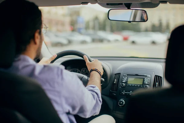 Rückansicht eines indischen Mannes, der Auto fährt, Kopierraum — Stockfoto