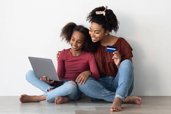 Feliz preto mãe e filha compras on-line juntos, close-up — Fotografia de Stock