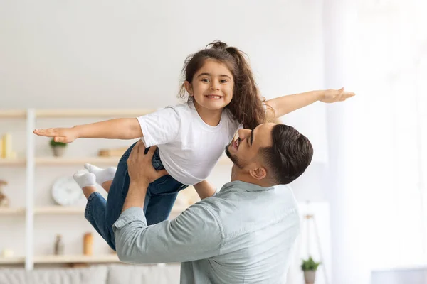 Pai solteiro se divertindo com sua filha em casa — Fotografia de Stock