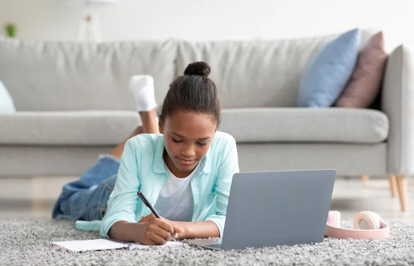 Pensivo adolescente afro-americano estudante do sexo feminino estudar em casa com laptop, prepare-se para o teste e exame em casa — Fotografia de Stock