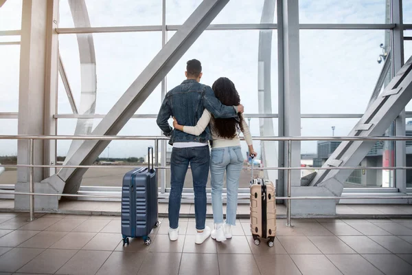 함께 여행 한다. 공항 터미널에서 있는 젊은 부부의 모습 — 스톡 사진