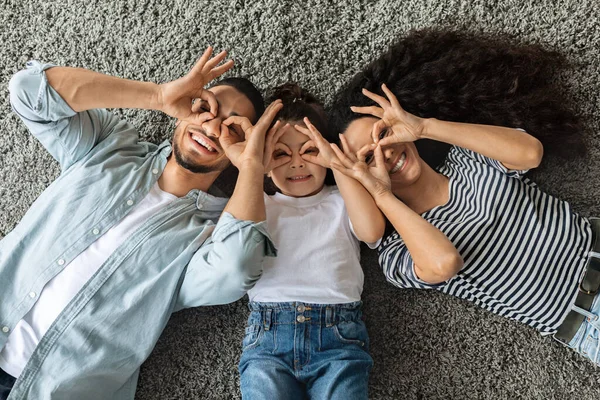 Famiglia araba di tre che si divertono insieme a casa — Foto Stock