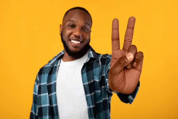 Un Afro-Américain Positif Montrant un geste de paix, Studio Shot — Photo