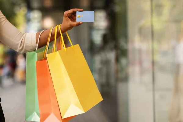 Αγνώριστη μαύρη κυρία με πιστωτική κάρτα και τσάντες για ψώνια — Φωτογραφία Αρχείου