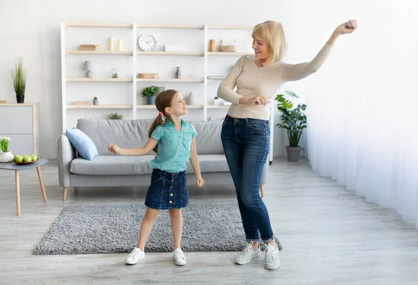 Pozitif büyükanne küçük torunuyla müzik eşliğinde dans ediyor.