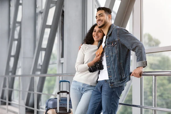 Viaje familiar. Romántica pareja árabe a la espera de vuelo en el aeropuerto Lounge Zone — Foto de Stock