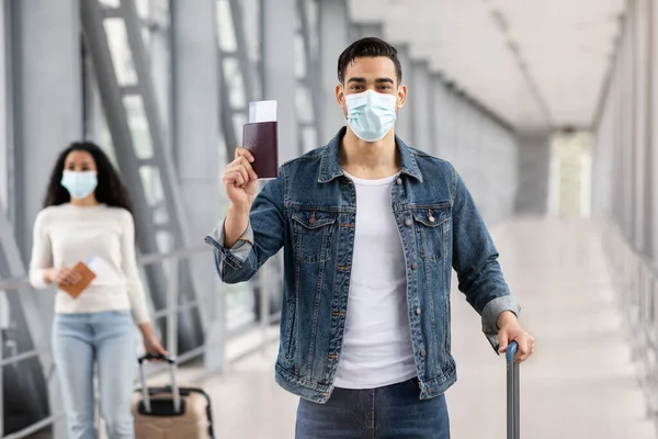Viajar durante la pandemia. Hombre árabe en máscara médica posando en la terminal del aeropuerto —  Fotos de Stock