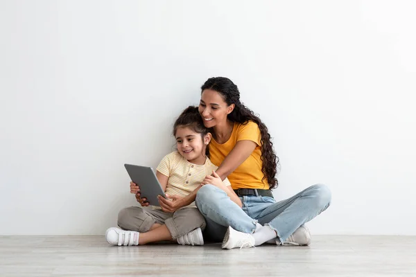 Familie vrijetijdsbesteding. gelukkig Arabisch moeder en kleine dochter met behulp van digitale tablet samen — Stockfoto