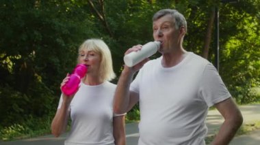 Her yaştan sportif bir yaşam tarzı. Aktif son sınıf evli çift su içiyor, sabah parkta koşuya çıkıyor.