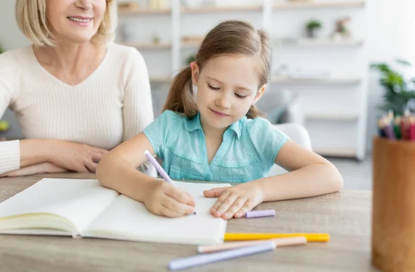 Porträt Oma und Enkelin zeichnen mit Filzstiften zu Hause — Stockfoto