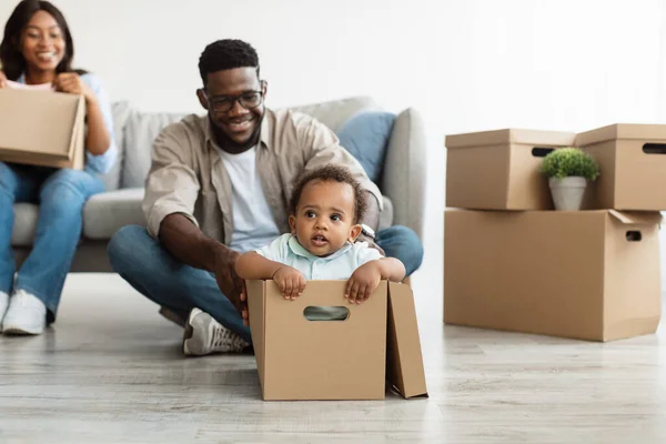 Щаслива чорна сім'я святкує день переїзду в новій квартирі — стокове фото
