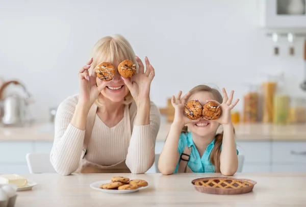 Oma und Enkelin spielen mit Essen in der Küche — Stockfoto