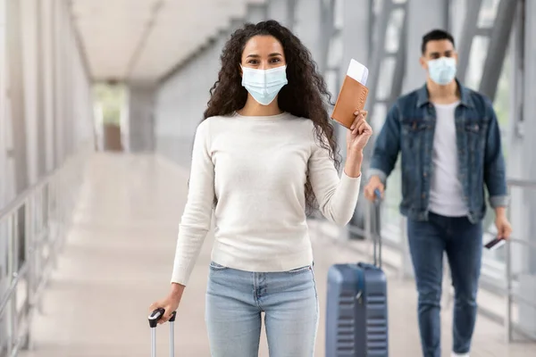 Viajes pandémicos. Mujer de Oriente Medio en máscara facial médica posando en la terminal del aeropuerto —  Fotos de Stock