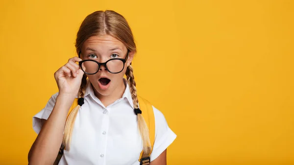 Chockad tonåring europeisk skolflicka med flätor, öppen mun, tar av glasögon — Stockfoto