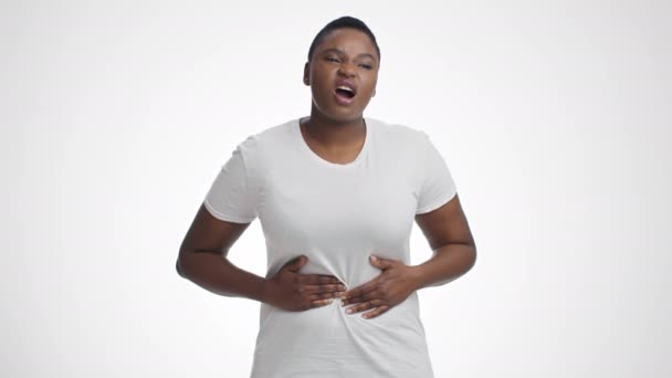 Tânără femeie africană americană supraponderală care suferă de dureri abdominale, atingându-și burta dureroasă și grimacing — Videoclip de stoc