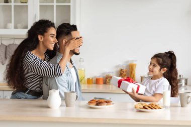 Ortadoğulu anne ve kızını seven babalarını doğum günüyle karşılayan