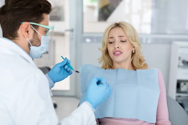 Jonge vrouw patiënt die lijdt aan tandheelkundige fobie, vermijd behandeling — Stockfoto