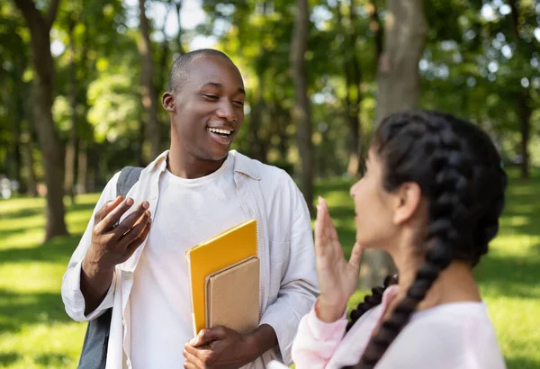 Amicizia universitaria. Due studenti internazionali che chiacchierano all'aperto dopo le lezioni, passeggiando nel campus universitario — Foto Stock