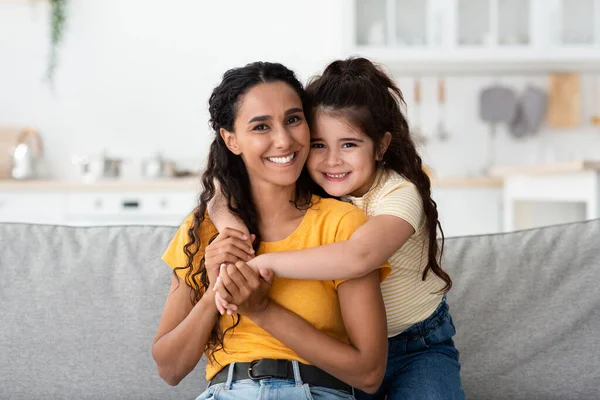 Mothers Day Concept. Happy Arab Woman And Little Daughter Embracing At Home — Stock Photo, Image