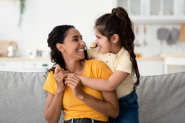 Glad arabisk mor och liten dotter ha kul tillsammans hemma — Stockfoto