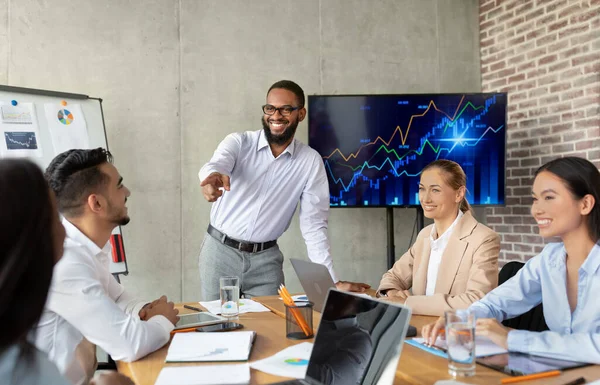 Group Of Multiracial Business People Discussing Ideas And Brainstorming In Modern Office — Stock Photo, Image