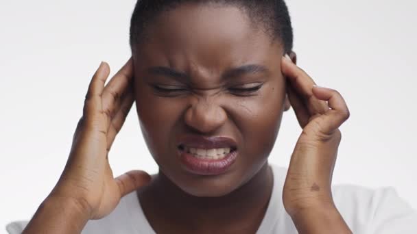 Forte mal di testa. Giovane signora afroamericana triste massaggiare i suoi templi e smorfie, soffre di attacco di emicrania — Video Stock
