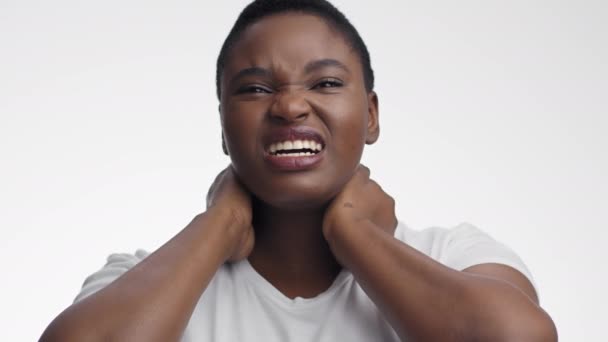 Jovem mulher afro-americana doente que sofre de problema da glândula tireóide, tocando seu pescoço doloroso e sorridente — Vídeo de Stock