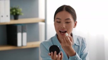 Ofiste Dudak Merhemi Uygulayan Mutlu Asyalı İş Kadını