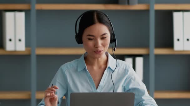 Asiatiska Hotline Operatör Lady bär Headset prata med laptop Inomhus — Stockvideo