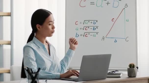 Koreanisch Mathelehrerin Frau Video Calling Via Laptop Indoors — Stockvideo