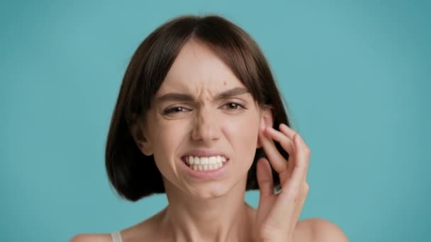 Dame mit Ohrenschmerzen und Hörproblemen auf blauem Hintergrund — Stockvideo